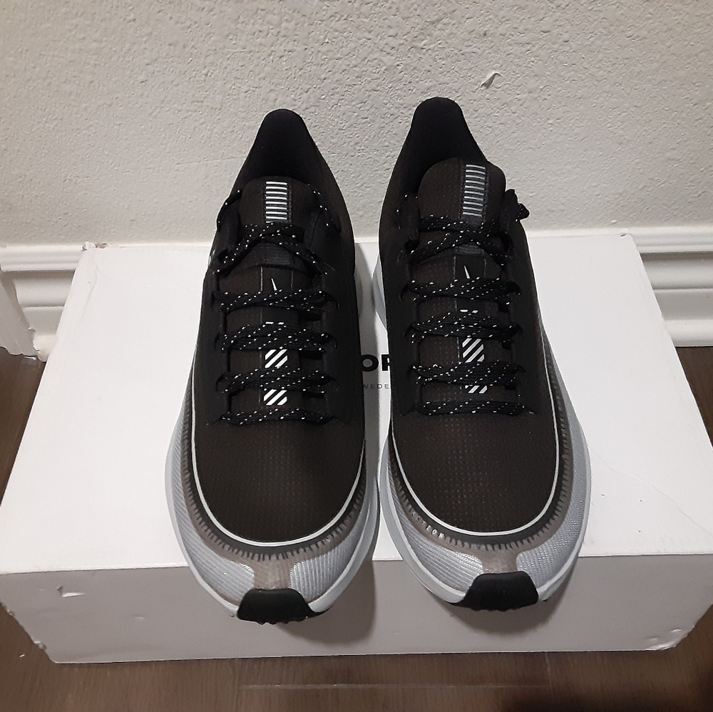 Nike - Picture 2 of 4